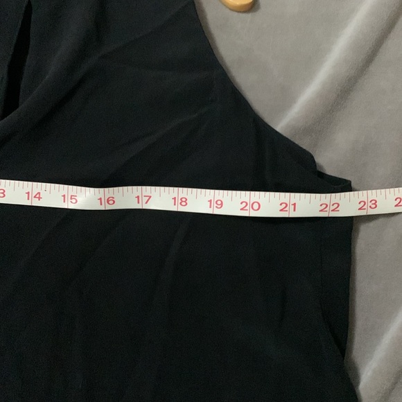 Silk sleeveless L Alice and Olivia black vneck - Picture 5 of 8